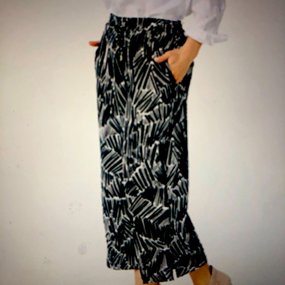 Crop wide legged pants. Black Print